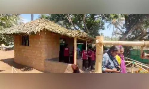 ഫാം ഫെസ്റ്റിൽ ശ്രദ്ധേയമായി മൺകുടിൽ