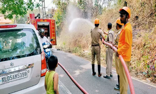തീ​പ​ട​ർ​ന്ന് ട്രാ​ൻ​സ്ഫോ​മ​റി​ന്   സ​മീ​പ​മെ​ത്തി​യ​ത് പ​രി​ഭ്രാ​ന്തി പ​ര​ത്തി