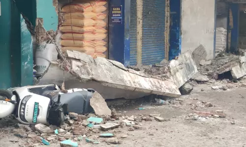 കോഴിക്കോട് വലിയങ്ങാടിയിൽ കോൺക്രീറ്റ് സ്ലാബ് തകർന്നുവീണു; മൂന്ന് തൊഴിലാളികൾക്ക് ദാരുണാന്ത്യം