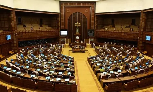 സ്വർണ്ണക്കൊള്ളയിൽ തിളച്ച് സഭ; കുത്തിയിരുന്ന് പ്രതിപക്ഷം