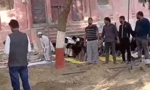 മുസ്‍ലിം വിദ്യാർഥികൾക്ക് നമസ്കാരത്തിന്  മനുഷ്യച്ചങ്ങല തീർത്ത് ഹിന്ദു വിദ്യാർഥികൾ