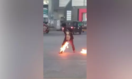 തീകൊളുത്തി ആത്മഹത്യശ്രമം; നഗരത്തിൽ പരിഭ്രാന്തി പരത്തി