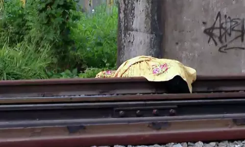 കൊച്ചിയിൽ റെയിൽവേ ട്രാക്കിന് സമീപം യുവതി മരിച്ച നിലയിൽ; കൊലപാതകമെന്ന് സംശയം