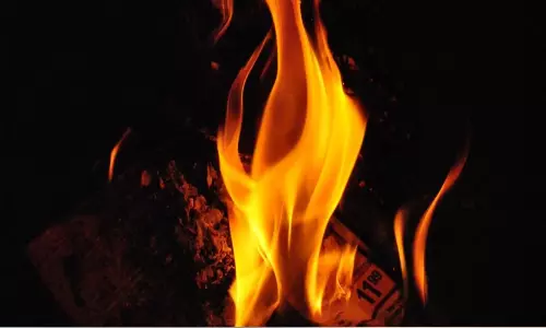 അ​ബൂ​ദ​ബി അ​ൽ മു​സൂ​ണി​ലെ വെ​യ​ർ​ഹൗ​സി​ൽ തീ​പി​ടി​ത്തം