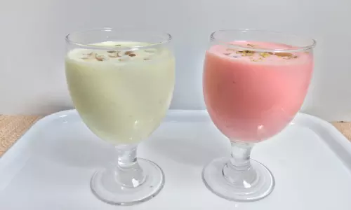 സ്ട്രോ​ബെ​റി വ​നി​ല സ്മൂ​ത്തീ​സ്