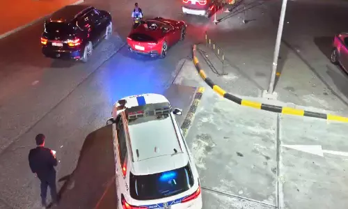 17 ബൈ​ക്കു​ക​ൾ പി​ടി​ച്ചെ​ടു​ത്തു,   ന​ട​പ്പാ​ത​ക​ൾ കൈ​യേ​റി ഡ്രൈ​വി​ങ് വേ​ണ്ട