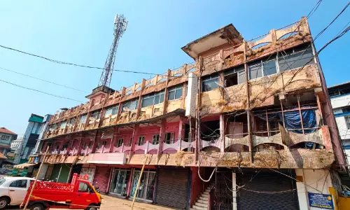 കണ്ണൂരിലുമുണ്ട്, കുറേ കെട്ടിടങ്ങൾ വീഴാൻ