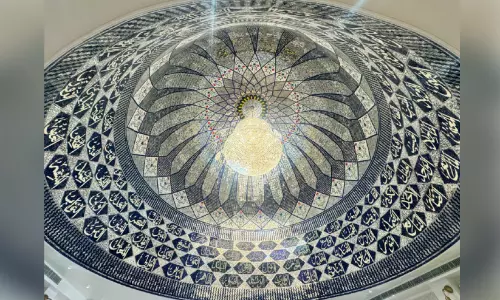 വർണവിസ്മയം; കേരളത്തിലെ ഏറ്റവും വലിയ ‘ഖുബ്ബ’ കാസർകോട്ട്