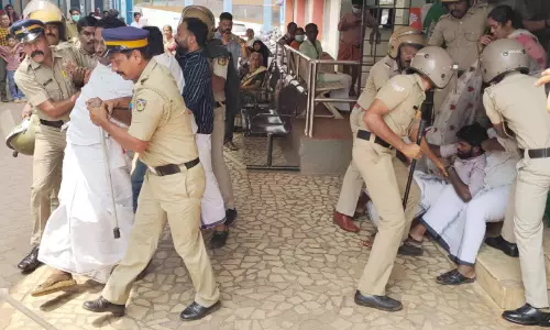 ഡി.എം.ഒയെ ഉപരോധിച്ചു; യൂത്ത് കോൺഗ്രസ് പ്രവർത്തകരെ അറസ്റ്റ് ചെയ്തു