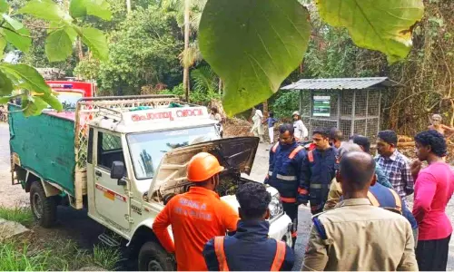 ഓടിക്കൊണ്ടിരുന്ന പിക്കപ്പ് വാനിന് തീപിടിച്ചു