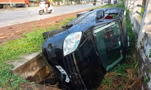 മനപ്പടിയിൽ കാർ നിയന്ത്രണം വിട്ട് മറിഞ്ഞു; രക്ഷാപ്രവർത്തനത്തിനെത്തിയ ഓട്ടോ ഡ്രൈവർക്ക് കാറിടിച്ച് പരിക്ക്