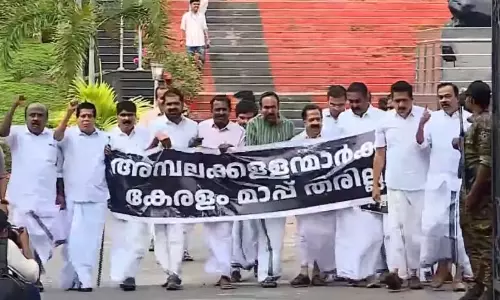 സ്വർണക്കൊള്ളയിലെ പ്രതികൾ വിലസുന്നു, ജനം തെരഞ്ഞെടുപ്പിൽ മറുപടി നൽകും -രമേശ് ചെന്നിത്തല; നിയമസഭ ബഹിഷ്കരിച്ച് പ്രതിപക്ഷം