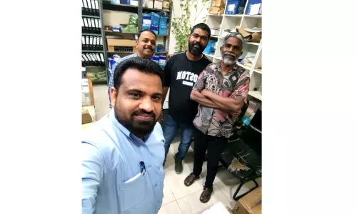 ച​തി​യി​ല​ക​പ്പെ​ട്ട് ജ​യി​ല​ഴി​ക്കു​ള്ളി​ൽ ഒ​രു പ​തി​റ്റാ​ണ്ട്; കാ​രു​ണ്യ ക​ര​ങ്ങ​ളാ​ൽ ഒ​ടു​വി​ൽ മ​നോ​ജി​ന് മോ​ച​നം