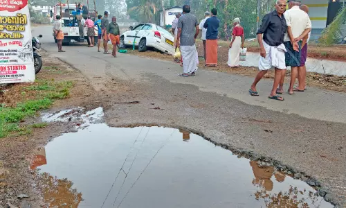 റോഡിലെ കുഴി വെട്ടിക്കുന്നതിനിടെ കാർ കനാലിലേക്ക് വീണു റോഡിലെ കുഴി വെട്ടിക്കുന്നതിനിടെ കാർ കനാലിലേക്ക് വീണു
