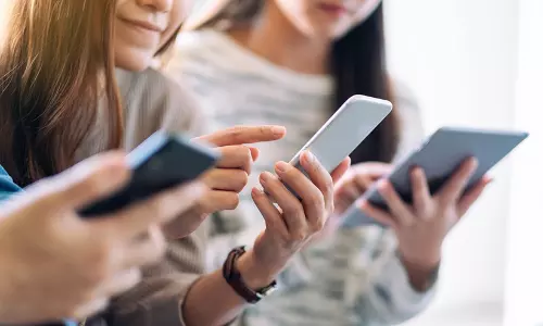 ദിവസവും 100 തവണയിൽ കൂടുതൽ ഫോൺ നോക്കുന്നവരാണോ? എന്നാൽ നിങ്ങൾ അപകടത്തിലാണ്!