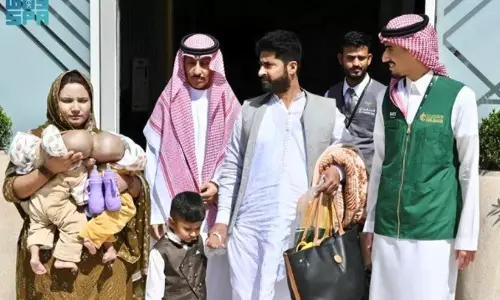 പാകിസ്താൻ സയാമീസ് ഇരട്ടകൾ ശസ്ത്രക്രിയക്കായി റിയാദിലെത്തി പാകിസ്താൻ സയാമീസ് ഇരട്ടകൾ ശസ്ത്രക്രിയക്കായി റിയാദിലെത്തി