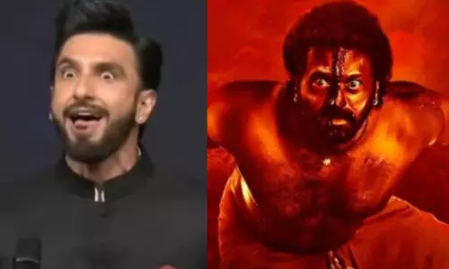 ഒരു സൂപ്പർ സ്റ്റാറും നിയമത്തിനു മുകളില്ല; കാന്താരയിലെ ദൈവ രംഗം അനുകരിച്ച കേസിൽ രൺവീർ സിങിന് കോടതിയുടെ രൂക്ഷ വിമർശനം ഒരു സൂപ്പർ സ്റ്റാറും നിയമത്തിനു മുകളില്ല; കാന്താരയിലെ ദൈവ രംഗം അനുകരിച്ച കേസിൽ രൺവീർ സിങിന് കോടതിയുടെ രൂക്ഷ വിമർശനം