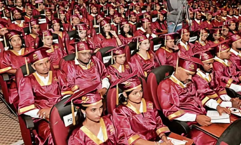 കർണാടക ബിരുദദാന ചടങ്ങുകളിൽ കൊളോണിയൽ വേഷത്തിന് വിട കർണാടക ബിരുദദാന ചടങ്ങുകളിൽ കൊളോണിയൽ വേഷത്തിന് വിട