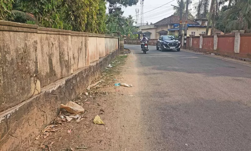 കീച്ചേരിപ്പടി-ഇരമല്ലൂർ റോഡിൽ അപകടങ്ങൾ പതിവ് കീച്ചേരിപ്പടി-ഇരമല്ലൂർ റോഡിൽ അപകടങ്ങൾ പതിവ്