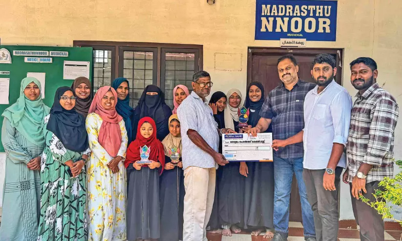 മാധ്യമം ഹെല്ത്ത് കെയറിലേക്കുള്ള തുക കൈമാറി മാധ്യമം ഹെല്ത്ത് കെയറിലേക്കുള്ള തുക കൈമാറി