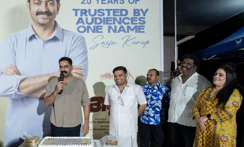 മയൂഖം മുതൽ ആരം വരെ! സിനിമയിലെത്തിയതിന്റെ 20 വർഷങ്ങൾ ആഘോഷിച്ച് സൈജു കുറുപ്പ് മയൂഖം മുതൽ ആരം വരെ! സിനിമയിലെത്തിയതിന്റെ 20 വർഷങ്ങൾ ആഘോഷിച്ച് സൈജു കുറുപ്പ്