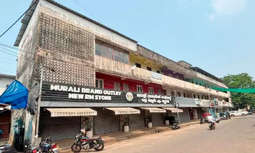 അപകടം കാത്ത് ചെറൂട്ടിറോഡിൽ കോർപറേഷൻ പഴയ കെട്ടിടം അപകടം കാത്ത് ചെറൂട്ടിറോഡിൽ കോർപറേഷൻ പഴയ കെട്ടിടം