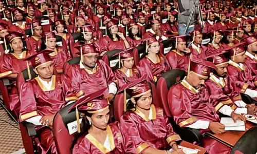 കർണാടക ബിരുദദാന ചടങ്ങുകളിൽ കൊളോണിയൽ വേഷത്തിന് വിട