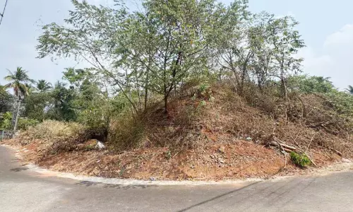 ചിറക്കലിൽ ലൈഫ് മിഷൻ പദ്ധതി ഉപേക്ഷിച്ചനിലയിൽ