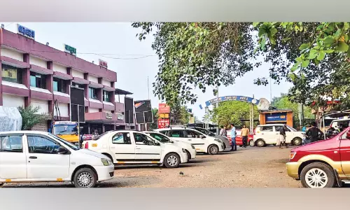 ആലുവ റെയിൽവേ സ്റ്റേഷൻ ടാക്സി പാർക്കിങ് ഏരിയ വീണ്ടും വെട്ടിച്ചുരുക്കാൻ നീക്കം