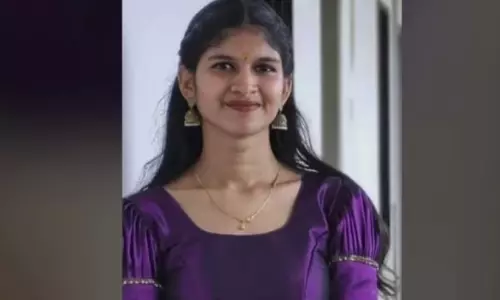 വിദ്യാർഥിനിയെ വീടിനകത്ത് മരിച്ചനിലയിൽ കണ്ടെത്തിയ സംഭവത്തിൽ ദുരൂഹത; മൃതദേഹത്തിൽ മുറിപ്പാടുകൾ വിദ്യാർഥിനിയെ വീടിനകത്ത് മരിച്ചനിലയിൽ കണ്ടെത്തിയ സംഭവത്തിൽ ദുരൂഹത; മൃതദേഹത്തിൽ മുറിപ്പാടുകൾ