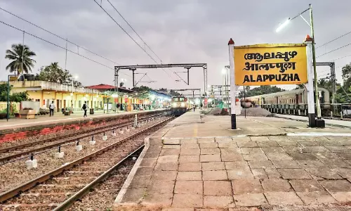 റെയിൽവേ ഇരട്ടപ്പാതയിൽ കുടുങ്ങി തീരദേശം