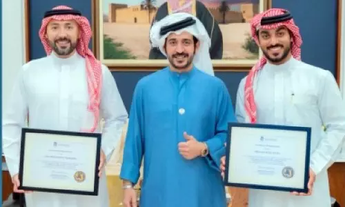 സൗദിയിൽ നിന്നും ബഹ്‌റൈനിലേക്ക് 44.5 കിലോമീറ്റർ നീന്തി യു​വാ​ക്ക​ൾ​ക്ക് അ​ഭി​ന​ന്ദ​ന​ങ്ങ​ളു​മാ​യി ശൈ​ഖ് ഖാ​ലി​ദ്