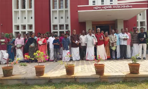 സി.പി.ഐ നേതാക്കളുടെ നേതൃത്വത്തിൽ ഭൂമി തട്ടിപ്പ്; പരാതിയുമായി അട്ടപ്പാടിയിലെ ആദിവാസികൾ എം.എൻ. സ്മാരകത്തിൽ