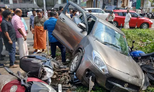 കാർ നിയന്ത്രണംവിട്ട്‌ ഓടയിലേക്ക്‌ മറഞ്ഞു
