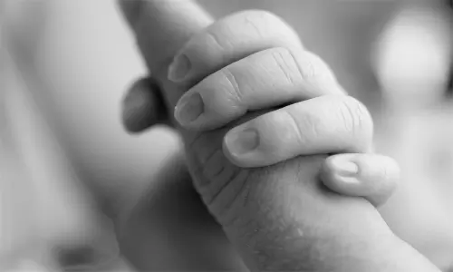 കർണാടകയിൽ ഐ.വി ഡ്രിപ് നീക്കം ചെയ്യുന്നതിനിടെ ആറ് മാസം പ്രായമുള്ള കുഞ്ഞിന്‍റെ വിരലറ്റു