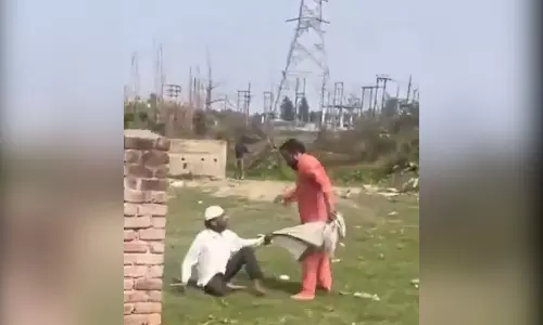 ക്ഷേത്രത്തിന് സമീപത്തെ ഒഴിഞ്ഞ സ്ഥലത്ത് നമസ്കരിച്ചതിന് വയോധികന് ക്രൂരമർദനം