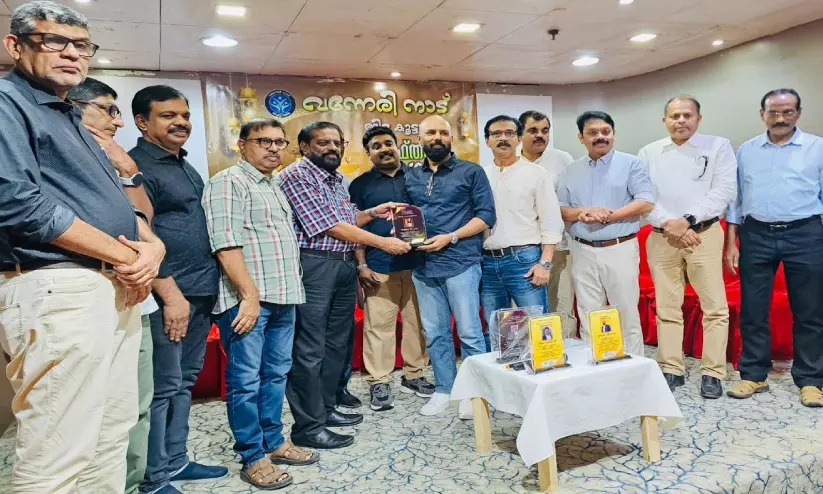 ശാക്കിർ ഹുസൈൻ വലിയകത്തിനെയും റിയാസ് കള്ളിയത്തിനെയും ആദരിച്ചു ശാക്കിർ ഹുസൈൻ വലിയകത്തിനെയും റിയാസ് കള്ളിയത്തിനെയും ആദരിച്ചു