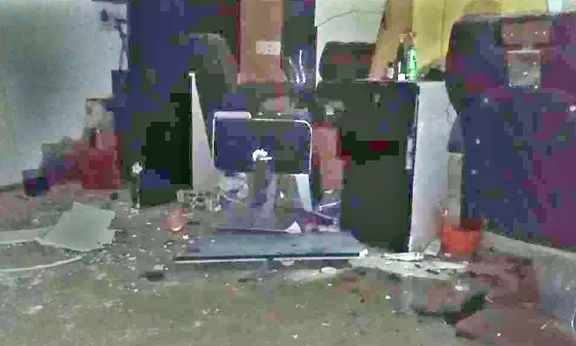 ബാർബർ ഷോപ്പിനുള്ളിൽ സ്ഫോടനം; കനത്ത നാശം ബാർബർ ഷോപ്പിനുള്ളിൽ സ്ഫോടനം; കനത്ത നാശം