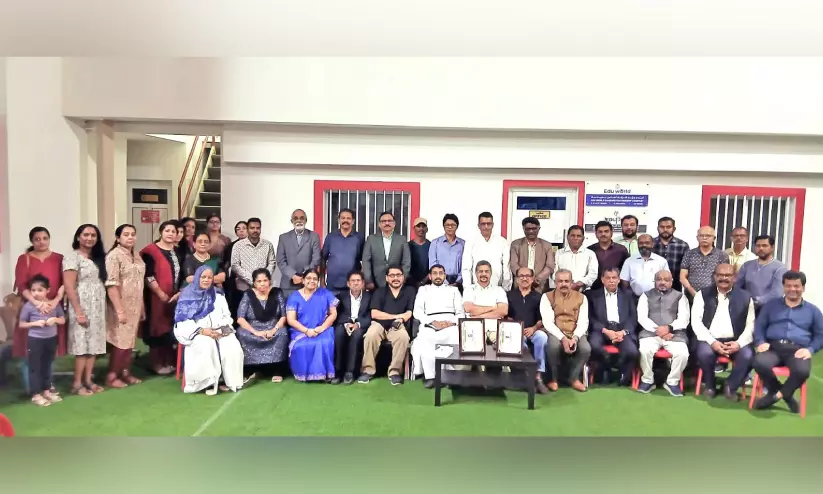 മാത്യു ബേബിയെയും കുടുംബത്തെയും എസ്.ജി.എഫ് ആദരിച്ചു മാത്യു ബേബിയെയും കുടുംബത്തെയും എസ്.ജി.എഫ് ആദരിച്ചു