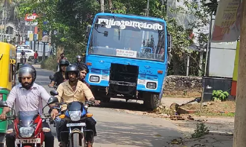 പെട്രോൾ പമ്പിനു മുന്നിൽ ‘കുരുക്കിട്ട് സ്വകാര്യ ബസ്; അപകടഭീഷണിയിൽ യാത്രക്കാർ