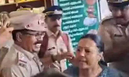 വിടാതെ കരിങ്കൊടിപ്പട; തട്ടിക്കയറി മന്ത്രി വിടാതെ കരിങ്കൊടിപ്പട; തട്ടിക്കയറി മന്ത്രി