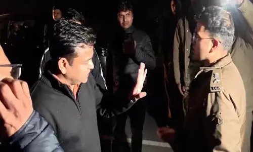 യൂത്ത്കോൺഗ്രസുകാരുടെ അറസ്റ്റിൽ പൊലീസ് സേനകൾ തമ്മിൽ പോര്; നടുറോഡിൽ നാടകീയരംഗങ്ങൾ യൂത്ത്കോൺഗ്രസുകാരുടെ അറസ്റ്റിൽ പൊലീസ് സേനകൾ തമ്മിൽ പോര്; നടുറോഡിൽ നാടകീയരംഗങ്ങൾ