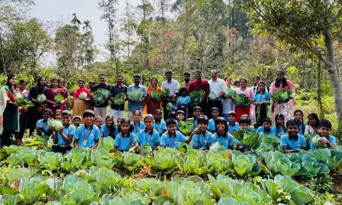 കുട്ടികളിറങ്ങി, ആശുപത്രി വളപ്പ് പച്ചക്കറിത്തോട്ടമായി കുട്ടികളിറങ്ങി, ആശുപത്രി വളപ്പ് പച്ചക്കറിത്തോട്ടമായി