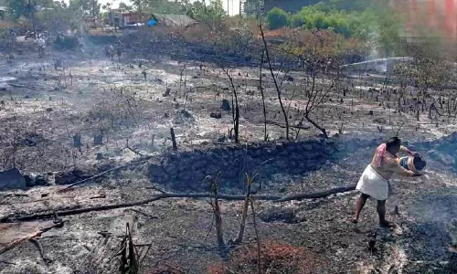 തീപിടിത്തം; പുക ശ്വസിച്ച് വിദ്യാർഥികൾക്ക് ദേഹാസ്വാസ്ഥ്യം തീപിടിത്തം; പുക ശ്വസിച്ച് വിദ്യാർഥികൾക്ക് ദേഹാസ്വാസ്ഥ്യം