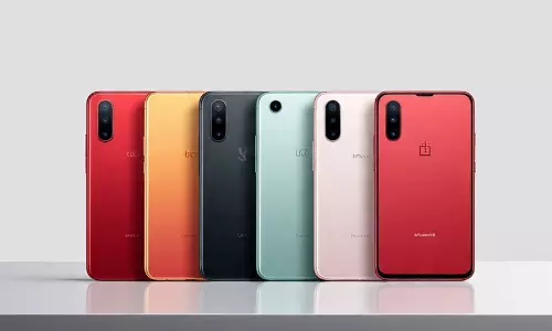 ഇന്ത്യക്കാർക്ക് പ്രിയം പ്രീമിയം ഫോണുകൾ: ചൈനീസ് സ്മാർട്ട്ഫോണുകളുടെ വിൽപ്പന ഇടിഞ്ഞു ഇന്ത്യക്കാർക്ക് പ്രിയം പ്രീമിയം ഫോണുകൾ: ചൈനീസ് സ്മാർട്ട്ഫോണുകളുടെ വിൽപ്പന ഇടിഞ്ഞു