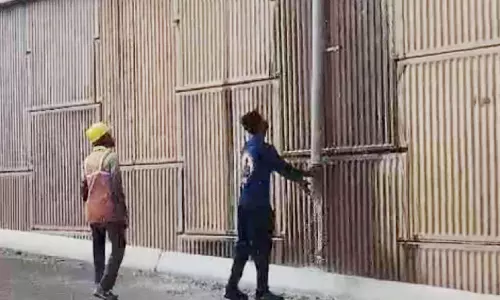 കൊട്ടിയത്തും മൺമതിലിൽ വൻ വിള്ളലും ചോർച്ചയും കൊട്ടിയത്തും മൺമതിലിൽ വൻ വിള്ളലും ചോർച്ചയും