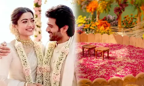 ആരാധകർ കാത്തിരുന്ന മുഹൂർത്തം; വിജയ് ദേവരകൊണ്ടയും രശ്മിക മന്ദാനയും വിവാഹിതരായി ആരാധകർ കാത്തിരുന്ന മുഹൂർത്തം; വിജയ് ദേവരകൊണ്ടയും രശ്മിക മന്ദാനയും വിവാഹിതരായി