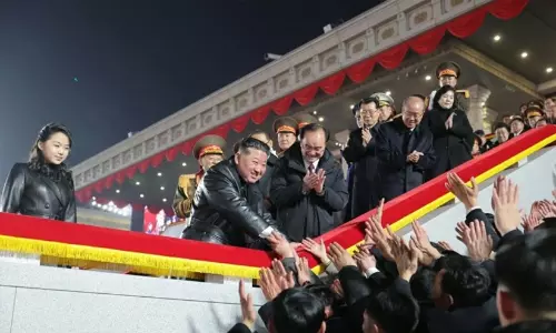 ആണവായുധ പദ്ധതി കൂടുതൽ ശക്തമാക്കുമെന്ന് കിം ജോങ് ഉൻ; മകൾക്കൊപ്പം രാത്രി സൈനിക പരേഡിൽ പ​ങ്കെടുത്ത് ഉത്തരകൊറിയൻ നേതാവ്