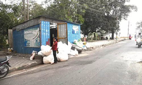 നടപ്പാത കൈയേറി എം.സി.സി ഷെ​ഡ് നി​ർ​മി​ച്ചു