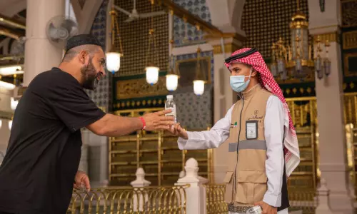 മ​ക്ക​യി​ലും മ​ദീ​ന​യി​ലും തീ​ർ​ഥാ​ട​ക​ർ​ക്കാ​യി 22 ല​ക്ഷം സം​സം കു​പ്പി​ക​ൾ